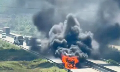 Xe tải bốc cháy ngùn ngụt, cột khói cao cả chục mét trên cao tốc