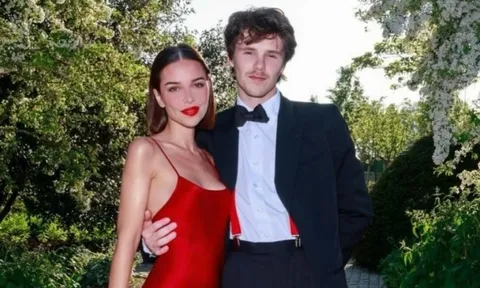 Con trai Beckham đắm đuối hôn bạn gái hơn 10 tuổi