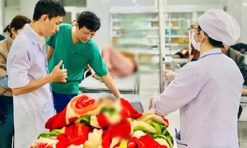 Bệnh viện ở Quảng Ngãi kích hoạt báo động đỏ cấp cứu 13 học sinh bị lật xe 0