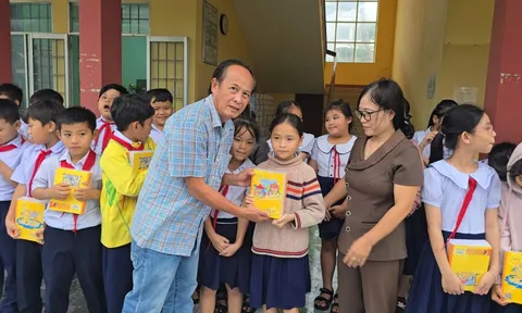 Thắp lên niềm vui đến trường