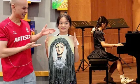 Vừa giành Á quân piano quốc tế, con gái Phan Đinh Tùng ẵm luôn giải nhất cuộc thi vẽ, được sang Pháp triển lãm tranh
