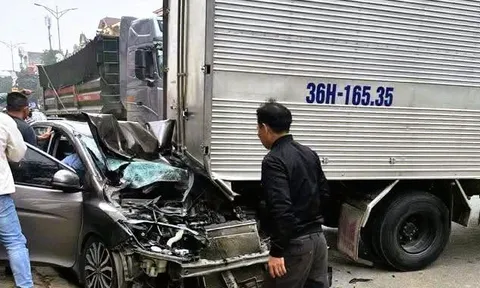 6 ô tô tông liên hoàn trên Quốc lộ 1A, 1 ô tô bẹp dúm