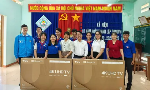 Đoàn thanh niên Báo Người Lao Động và TCL tặng trường học Khánh Hòa 50 tivi
