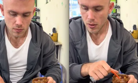 Nhìn khách Tây ăn bún chả, dân mạng Việt hết hồn vì "tưởng anh ấy vừa đi bốc vác về"