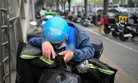 Nam shipper 26 tuổi phát hiện nhiễm HIV, bật khóc thú nhận: "Chỉ là vô tình sao nên nỗi này..."