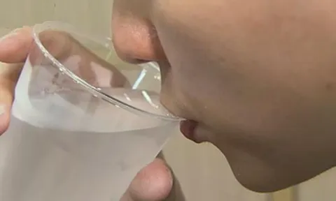 Uống nước thấy 4 dấu hiệu này, coi chừng suy thận sắp ập đến