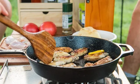 Vì sao không nên nấu đồ chua trong chảo gang?