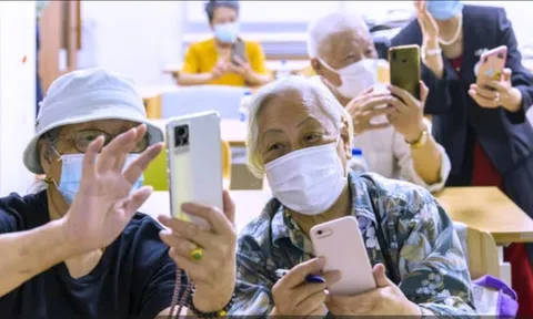 Người cao tuổi 'nghiện' smartphone và những ảnh hưởng âm thầm 0