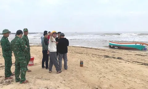 Tàu cá không người dạt vào bờ biển: Tìm thấy thi thể ngư dân mất tích