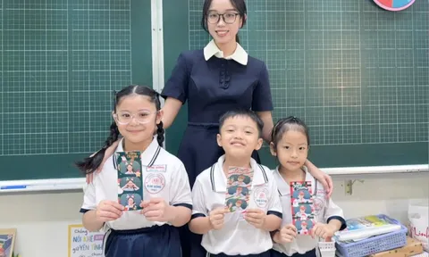 Cô giáo lớp 1 làm photobooth Noel ở lớp học, câu nói khiến người lớn chạnh lòng 1