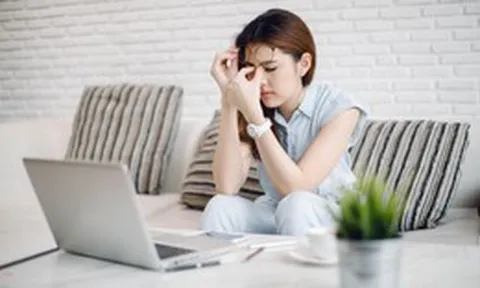 Khô mắt: tín hiệu đôi mắt đang quá tải và 3 bước chủ động giải vây