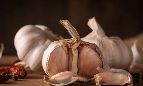 Điều gì xảy ra với người thích ăn tỏi hàng ngày