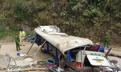 Thông tin mới vụ lật xe khách chở đoàn thiện nguyện, 18 người thương vong