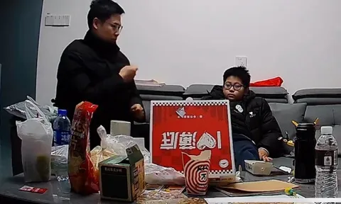 Trước giờ bố đi làm xa, camera trong phòng khách ghi lại cảnh tượng khiến nhiều người chảy nước mắt