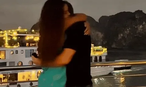 Clip ngọt ngào nhất cuối năm: Hoa hậu gen Z được bạn trai cầu hôn như phim ở Vịnh Hạ Long