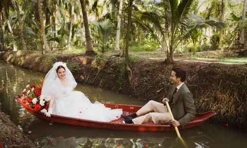 Đoàn Minh Tài chèo xuồng trong lễ cưới giữa vườn dừa ở quê nhà