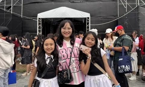 'Đu idol' cùng con ở Anh trai say hi