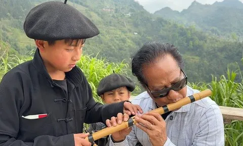 Chế Linh hỏi trẻ em miền cao: "Dễ thương quá, cho ông thổi sáo với!"