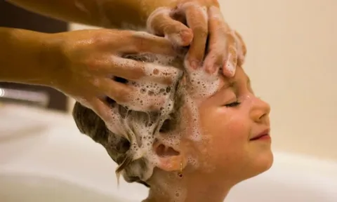 Nước tắm thảo dược quen dùng cho trẻ em bị Bộ Y tế thu hồi, tiêu hủy vì không đạt chuẩn vi sinh