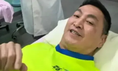 Triển Chiêu Hà Gia Kính gặp vấn đề sức khỏe phải nhập viện