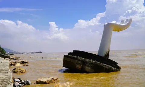 "Xóa sổ" 5 bàn tay "khổng lồ" gây tranh cãi ở biển Hải Tiến