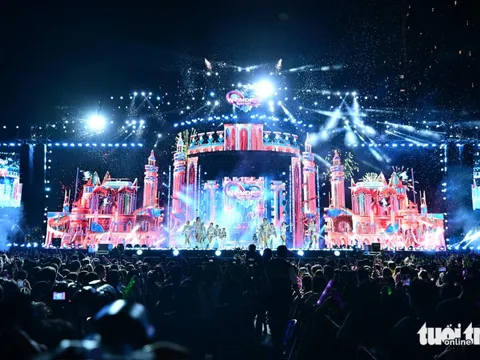 HIEUTHUHAI đá lông nheo thả thính, Binz hôn gió, Chi Pu hóa nữ hoàng tuyết ở 8Wonder