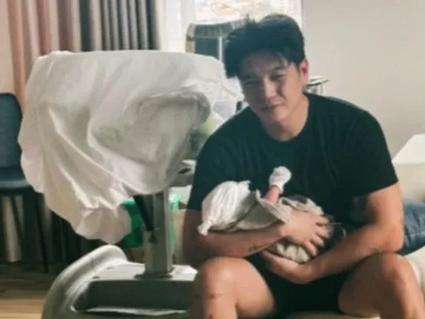 Chỉ vài ngày sau khi đón con gái đầu lòng, Huy Trần đã lộ khoảnh khắc “ông bố bỉm” chính hiệu: Bơ phờ, thiếu ngủ nhưng vẫn ôm con ân cần