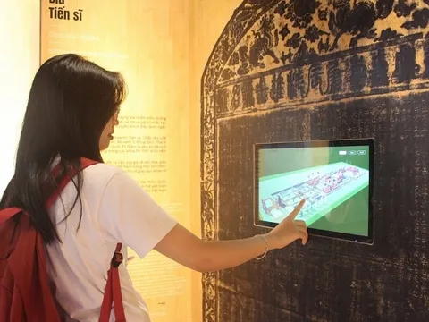 Du lịch bằng những "cái chạm"