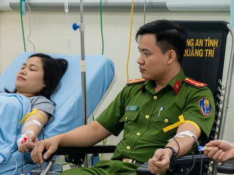 Nghĩa cử cao đẹp của 2 chiến sĩ công an ở Quảng Trị