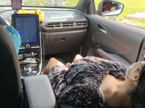 Clip: CSGT mở đường đưa thai phụ vỡ ối trên xe taxi