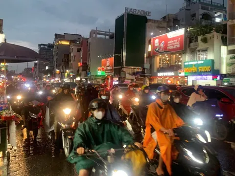 Mưa lớn kéo dài ở TP HCM, giao thông nhiều nơi ùn ứ