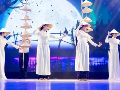 "Món lạ" cho khán giả bolero