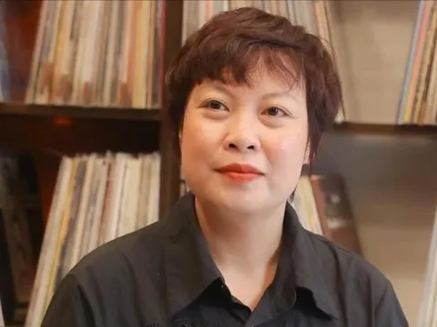 Đạo diễn ‘Mưa đỏ’ cầu xin khán giả