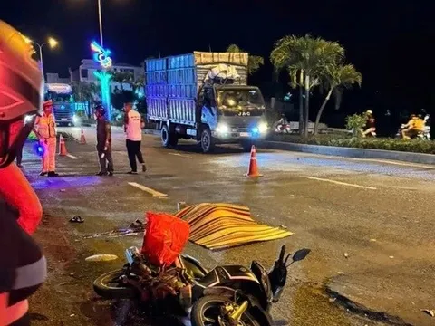 Xe chở công nhân rời khỏi hiện trường sau vụ tai nạn khiến 1 phụ nữ tử vong