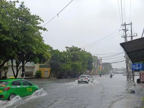 Hỏa tốc yêu cầu người dân không ra đường, cấm đường tạm thời để ứng phó bão số 5