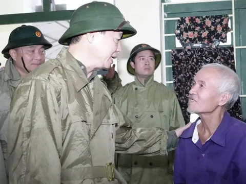 Thủ tướng: Chuẩn bị lực lượng, trực thăng sơ tán dân khỏi vùng nguy hiểm trong bão số 5