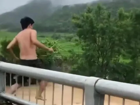 VIDEO: Người đàn ông bất ngờ trèo lan can cầu, lao xuống dòng nước lũ chảy xiết