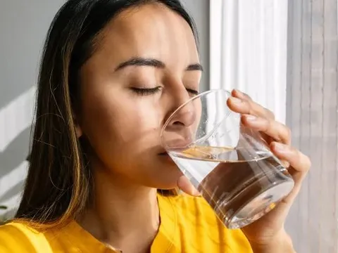 Kiểu uống nước mà tiểu đường, bệnh tim ‘rất thích’: Nếu có cần sửa ngay
