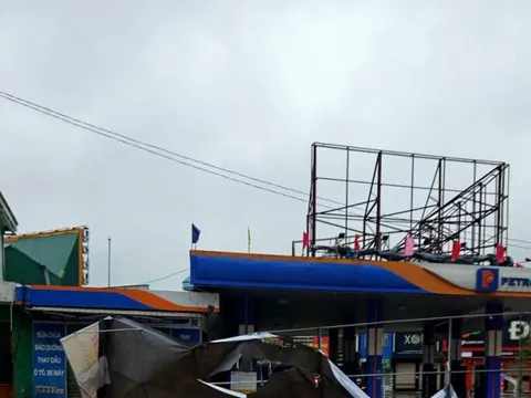 Bão số 5 đang quần thảo trên đất liền khu vực Nghệ An, mưa to, gió rít liên hồi