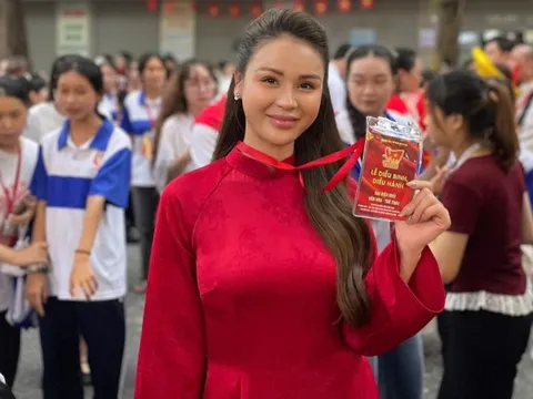 Thu Trang, Hồng Diễm rạng rỡ tham gia diễu hành A80