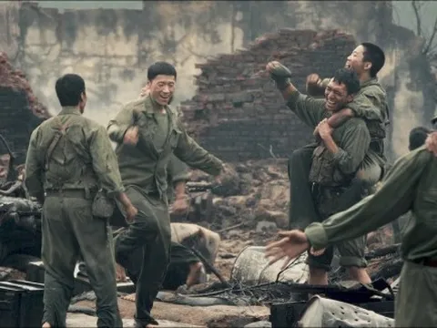 Mưa đỏ chính thức gia nhập "câu lạc bộ" phim trăm tỉ