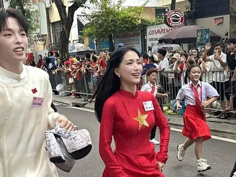 Hòa Minzy "khoe thể lực" trong buổi tổng duyệt diễu binh nhưng đôi guốc trên tay Đức Phúc mới là tâm điểm
