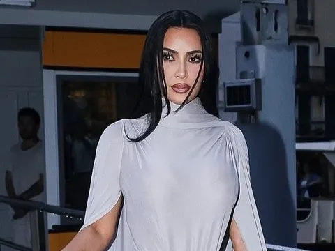 Kim Kardashian mặc đầm kỳ quặc