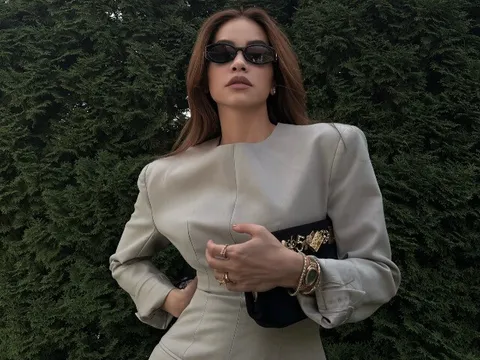 Về quê chồng ăn cưới, Hồ Ngọc Hà hóa thành "nữ tổng tài kim cương" với outfit nhẹ nhàng nhưng phụ kiện tiền tỷ