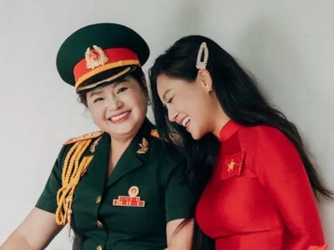 Nữ diễn viên có mẹ là Thượng tá quân đội, vinh dự cầm biển của khối Văn hoá - Thể thao diễu hành A80