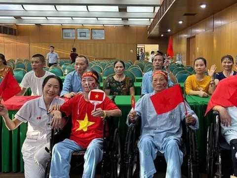 Bệnh nhân ngồi xe lăn, đeo dây truyền háo hức xem trực tiếp lễ diễu binh