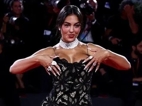 Vợ sắp cưới của Ronaldo khoe nhẫn kim cương ở LHP Venice