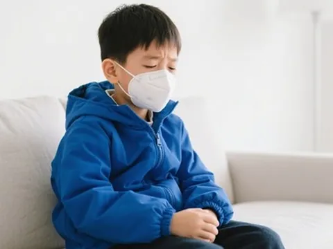Bé trai 9 tuổi gần như bị mù sau khi bị cảm lạnh