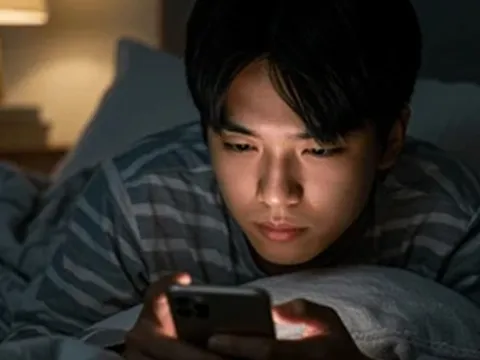 Bấm điện thoại khi nằm hay trong tối hại hơn?
