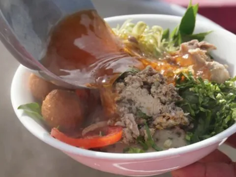 Vua đầu bếp Anh khám phá món ăn Việt Nam, nếm thử 1 thìa đã thốt lên: "Ngon quá… Tôi thích nó!"